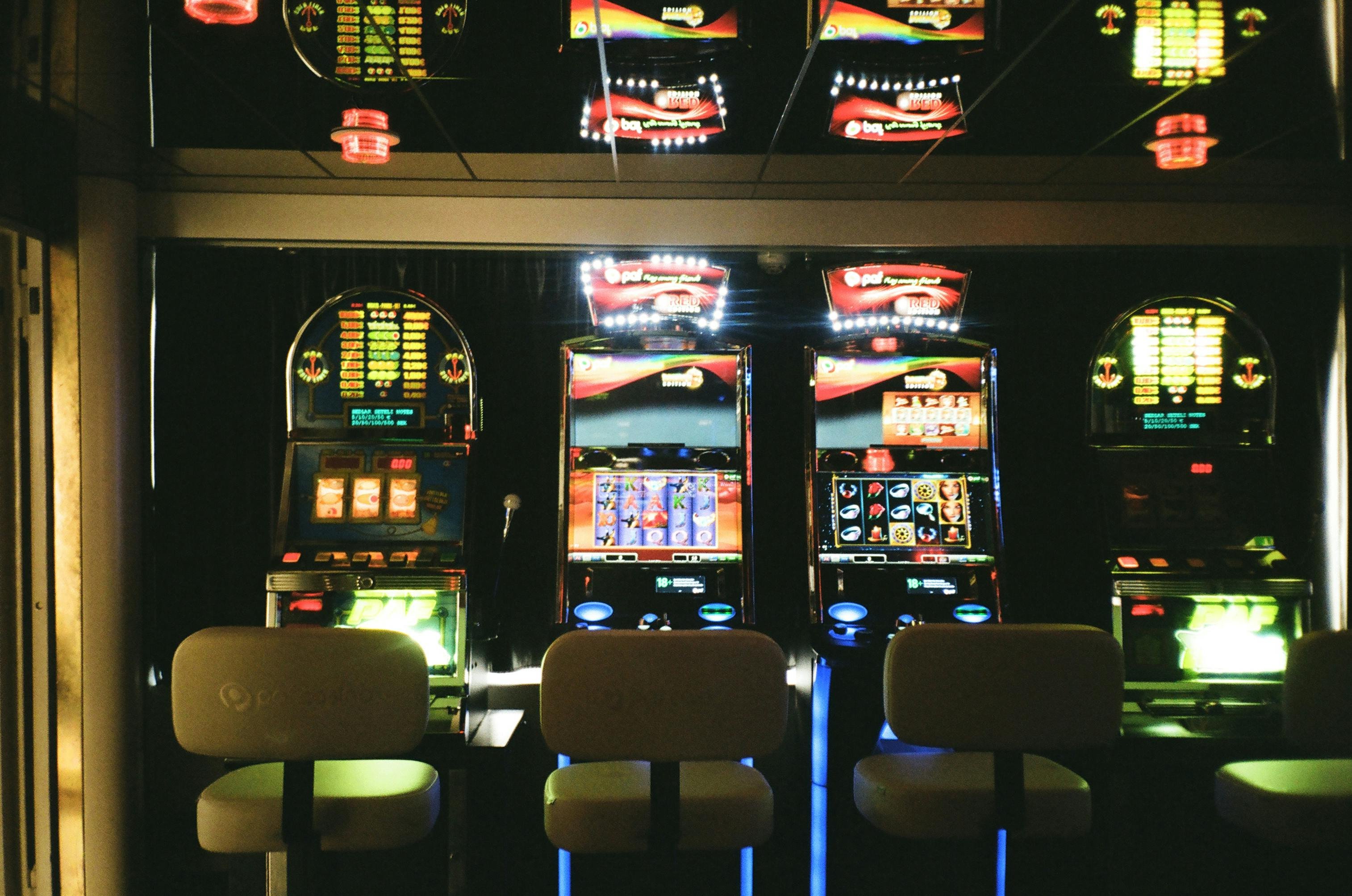 Antarmuka aplikasi combobet menampilkan pasar Liga 1, live dealer blackjack, dan opsi pembayaran DANA